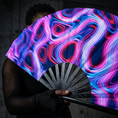 Prismatic Dance - UV XXL Rave-Fächer - Dreiviertel-Ansicht | Techno Essentials