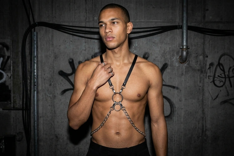Unten Bild - techno-essentials-ravemaster-harness-editorial.webp