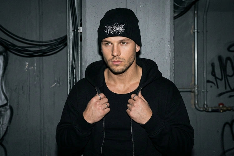 Unten Bild - techno-essentials-relentless-beanie-editorial.webp