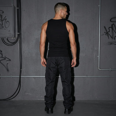 Schwarzes Tanktop für Herren - Ganzkörper-Aufnahme | Techno Essentials