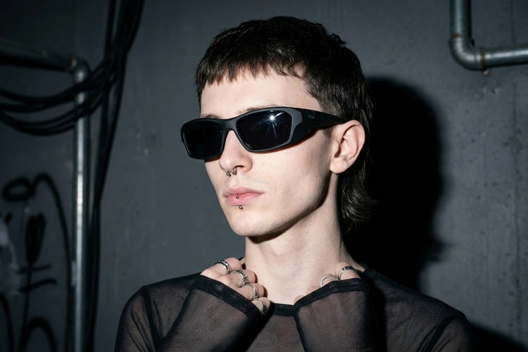 Unten Bild - techno-essentials-shadow-vision-techno-brille-lifestyle.webp