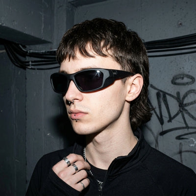 Mattschwarze Shadow Vision Techno Brille, Dreiviertelansicht am Model