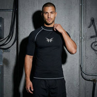 Schwarzes Tribal Techno Vibes Funktionsshirt mit hohem Kragen, Vorderansicht am Model #farbe_schwarz