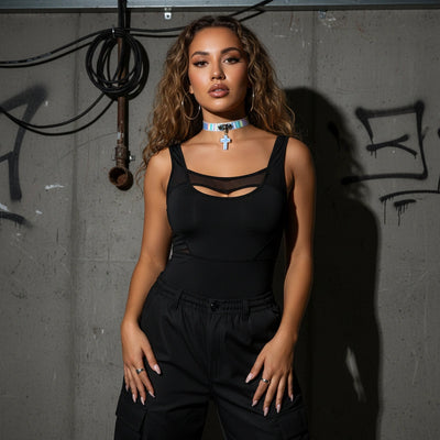 Holo Cross Choker am Model, Ganzkörperansicht vor Betonwand