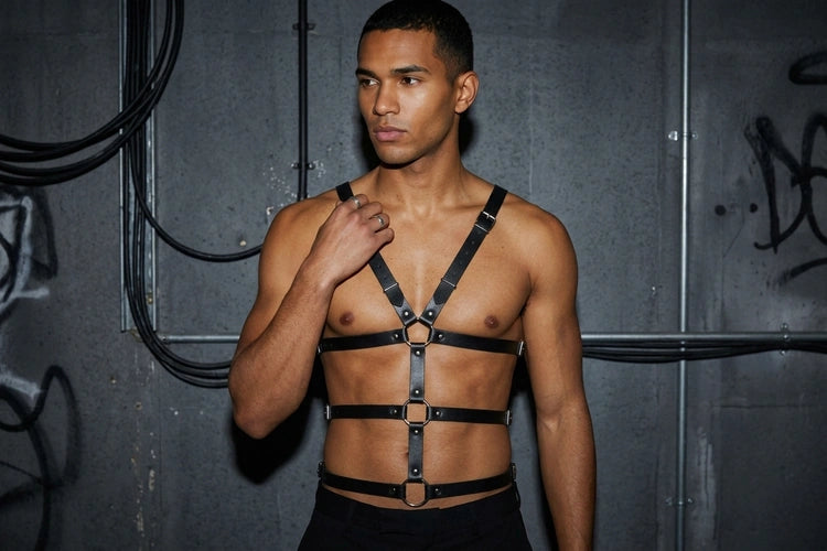 Unten Bild - techno-essentials-urban-warrior-männer-harness-editorial.webp