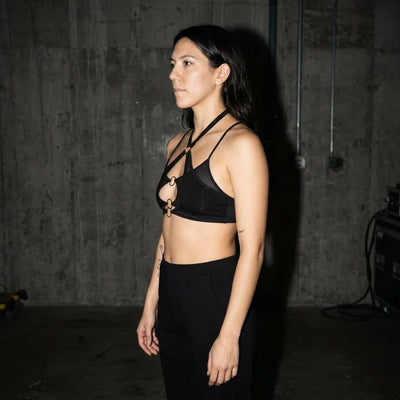 Seitliche Ansicht des X-Strap Mesh Bralette, Festival Outfit