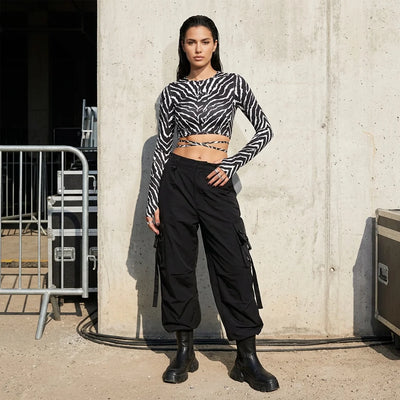 Model in Zebra Rhythm Longsleeve, urbaner Hintergrund, Rave, Club-Style