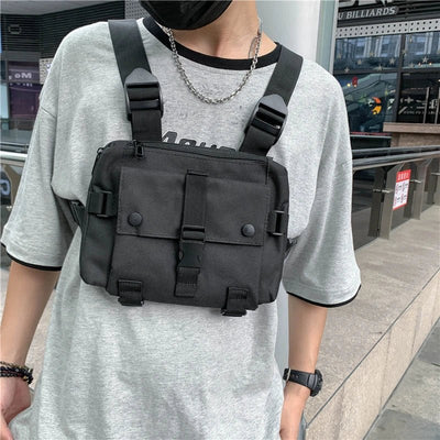 Schwarze Beat Keeper Brusttasche über grauem Shirt, am Model
